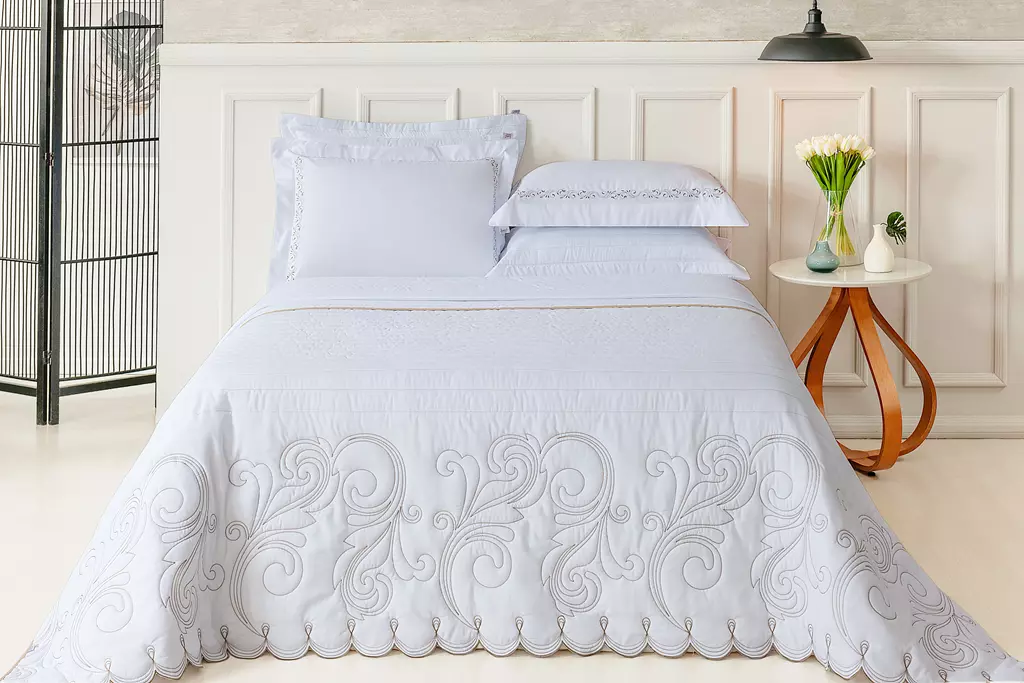 KIT ENXOVAL KING VERSÁTILE DUO 06 PEÇAS - MATELASSADO E BORDADO -  MEDIDA DE SUPER KING foto adicional 1