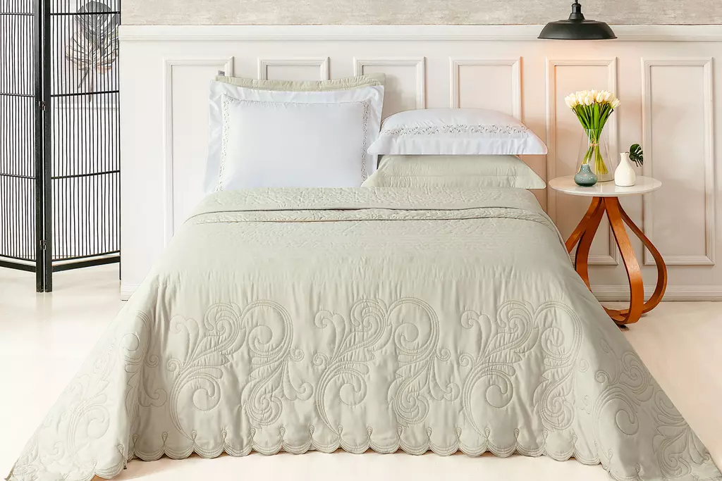 KIT ENXOVAL KING VERSÁTILE DUO 06 PEÇAS - MATELASSADO E BORDADO -  MEDIDA DE SUPER KING foto adicional 3