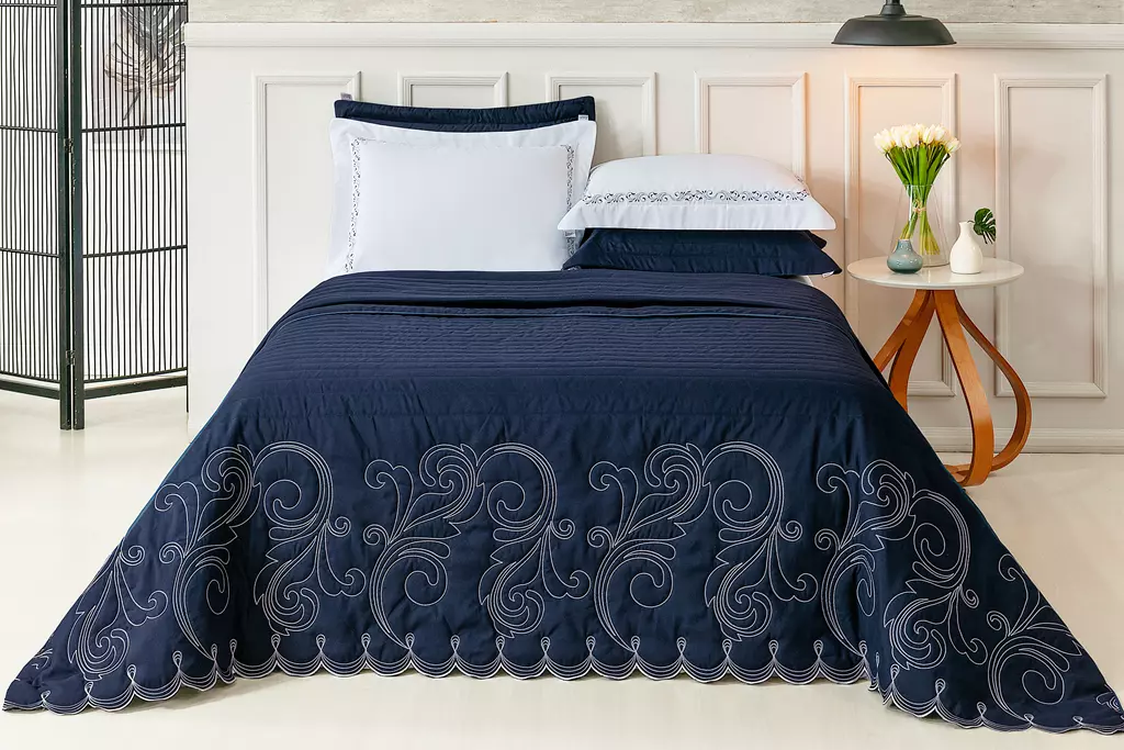 KIT ENXOVAL KING VERSÁTILE DUO 06 PEÇAS - MATELASSADO E BORDADO -  MEDIDA DE SUPER KING foto adicional 4