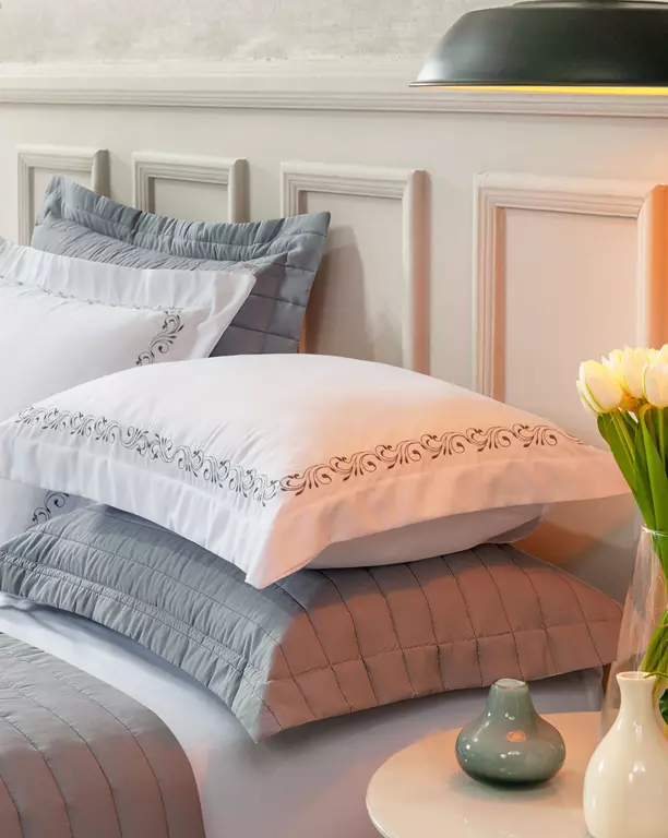 KIT ENXOVAL KING VERSÁTILE DUO 06 PEÇAS - MATELASSADO E BORDADO -  MEDIDA DE SUPER KING foto adicional 6