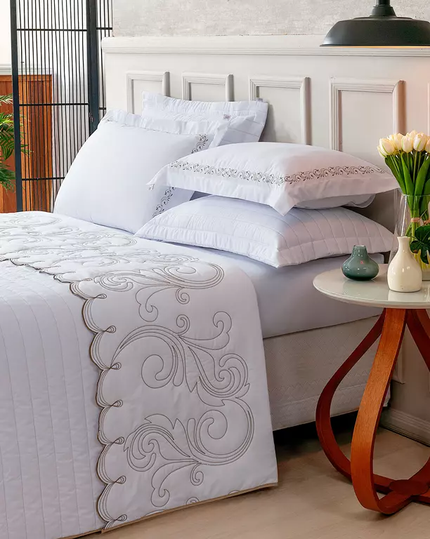 KIT ENXOVAL KING VERSÁTILE DUO 06 PEÇAS - MATELASSADO E BORDADO -  MEDIDA DE SUPER KING foto adicional 11