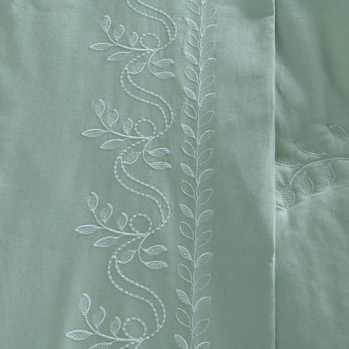 ALMOFADA BORDADA GARDEN CAPA E REFIL  RETANGULAR 2 PEÇAS - 230 FIOS -PURO ALGODÃO foto adicional 4