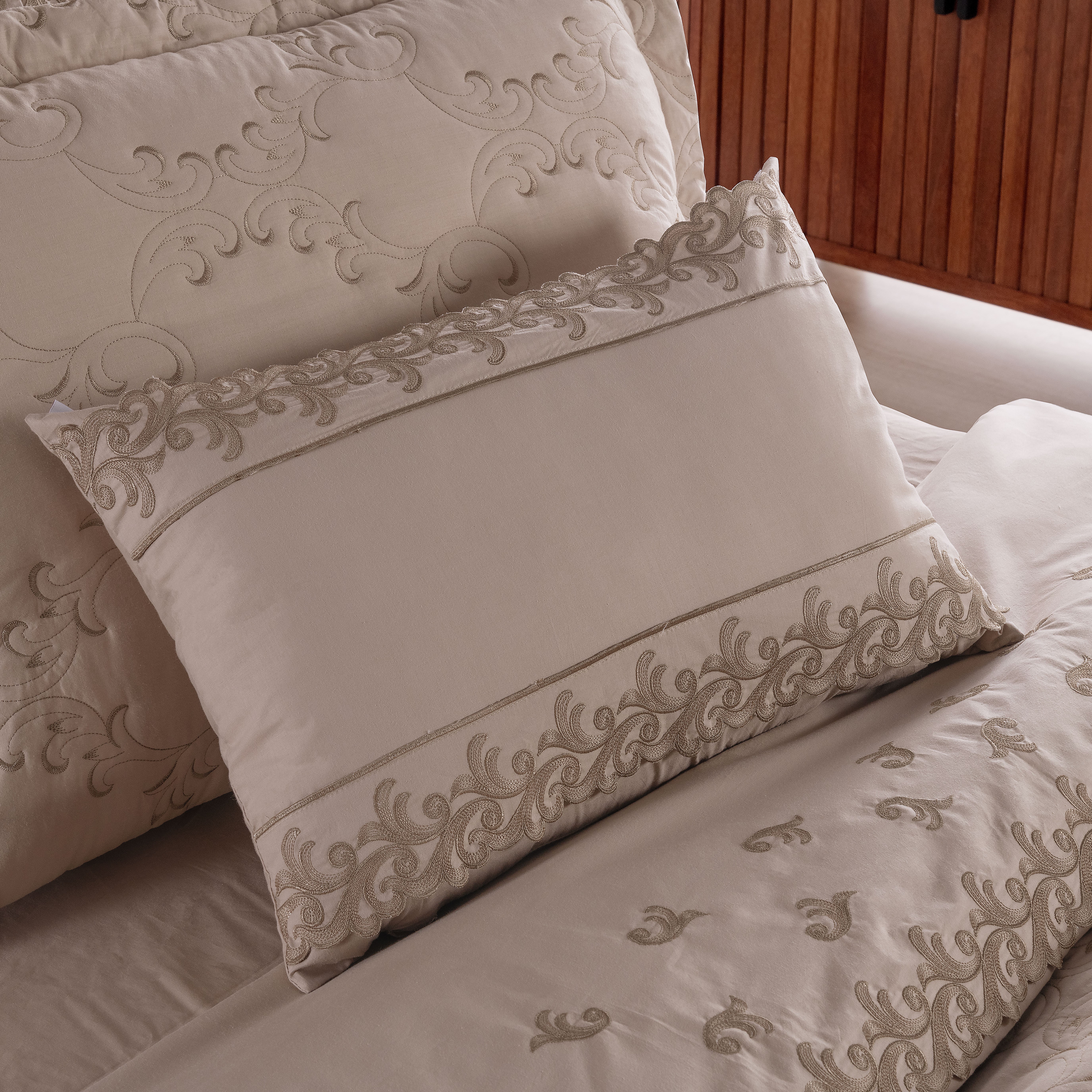 ALMOFADA SELECT BORDADA  - CAPA E REFIL - ABAS NOS QUATRO LADOS 44CM X 33 CM foto adicional 3