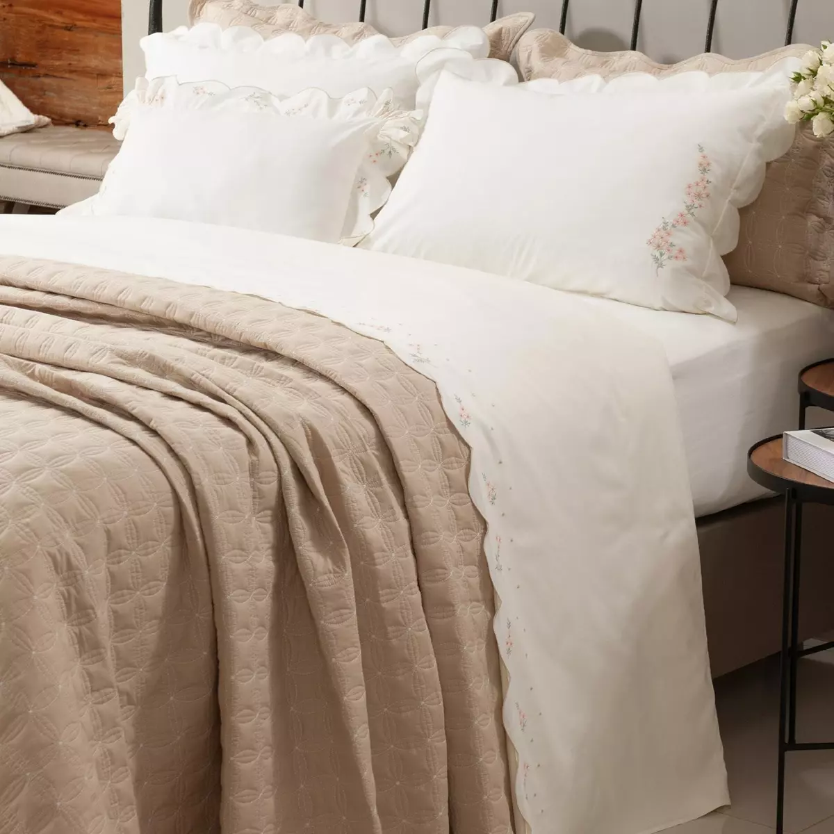 JOGO DE CAMA QUEEN VERENNA 04 PEÇAS  - PERCAL 250 FIOS - BORDADO