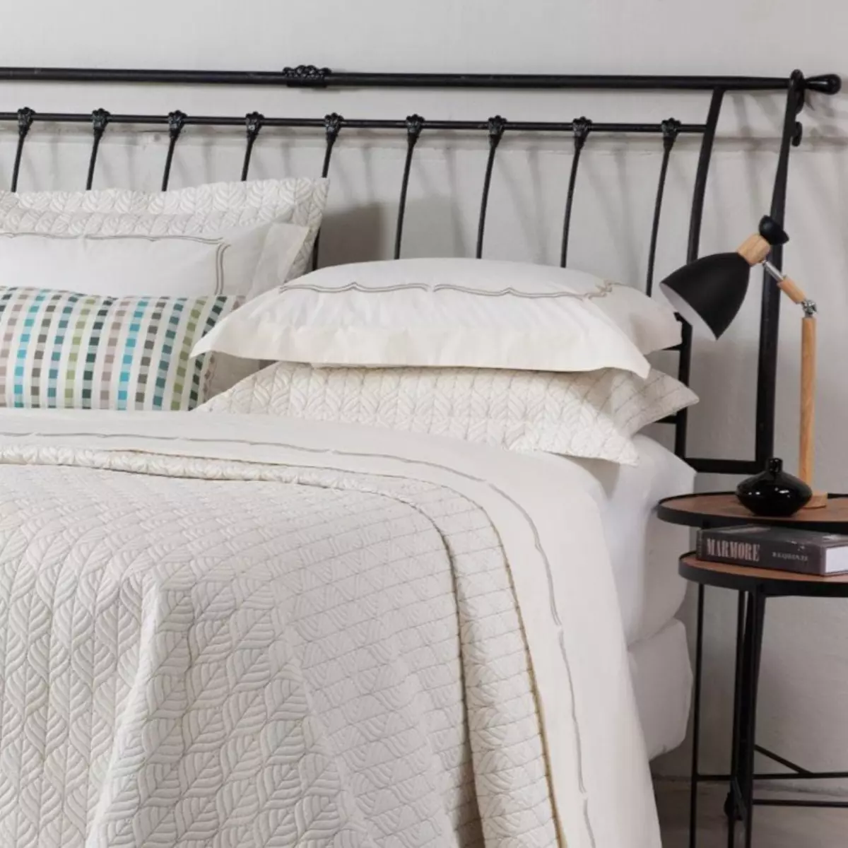 JOGO DE CAMA KING BRISA  4 PEÇAS - BORDADO