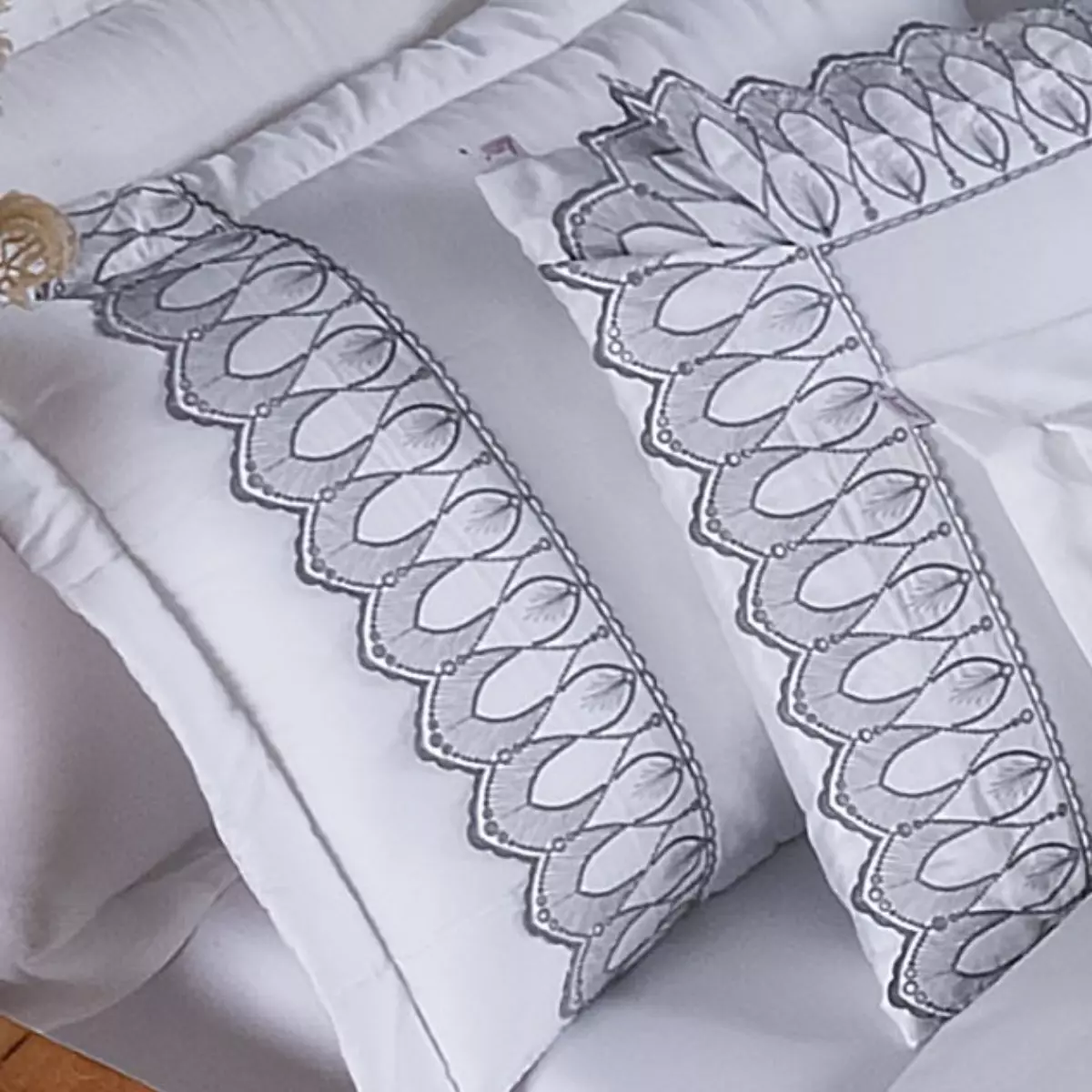 ALMOFADA BORDADA ROYALE - CAPA E REFIL -  230 FIOS