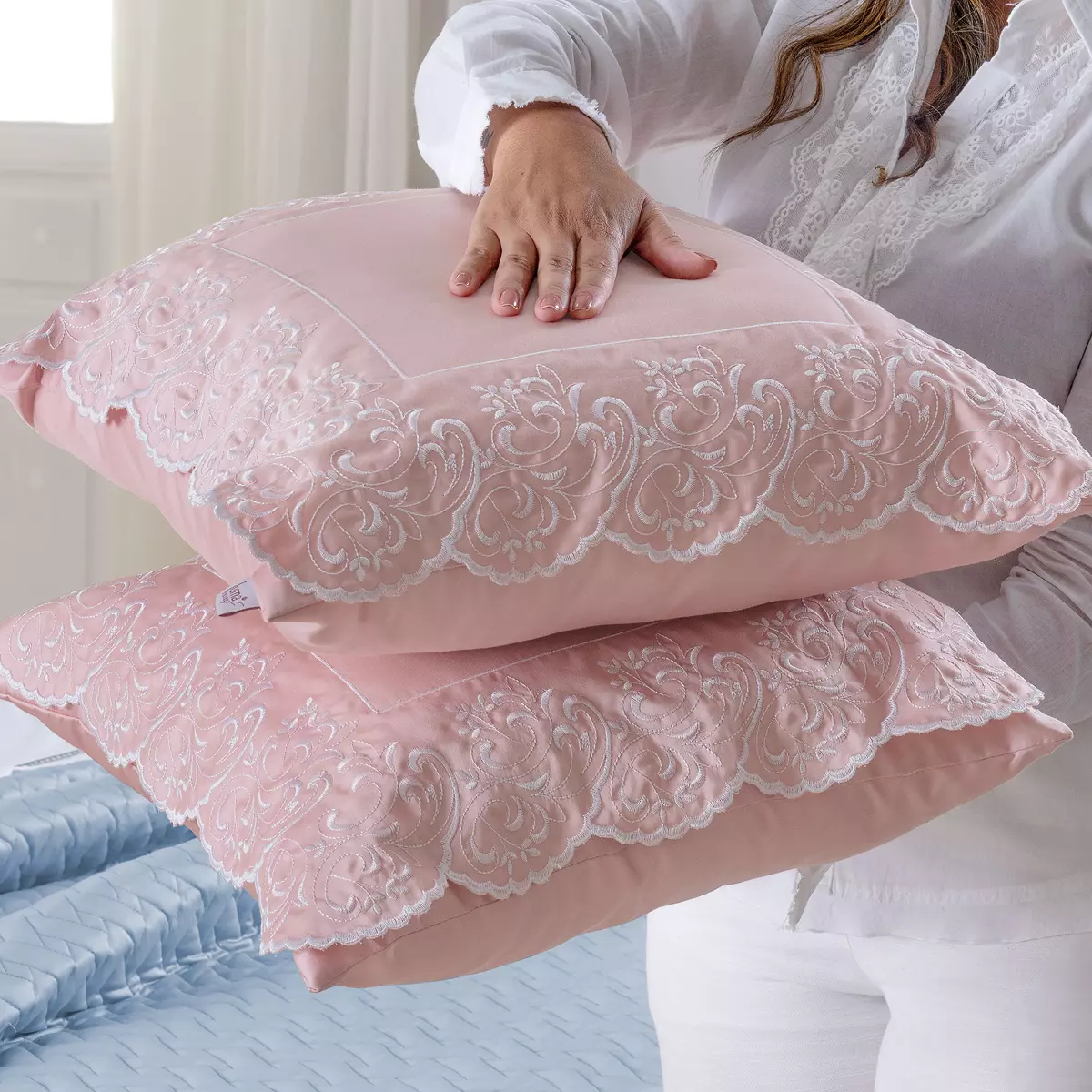 ALMOFADA ANDORRA CAPA E REFIL  - BORDADA - 400 FIOS -100 % ALGODÃO