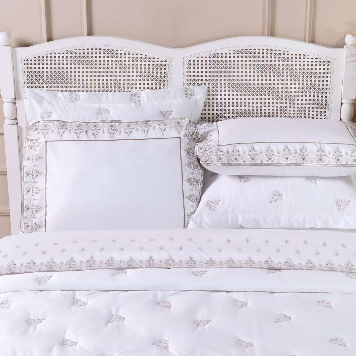 JOGO DE CAMA QUEEN IMPERIAL BORDADO 4 PEÇAS - PERCAL 400 FIOS ACETINADOS 100% ALGODÃO foto adicional 2