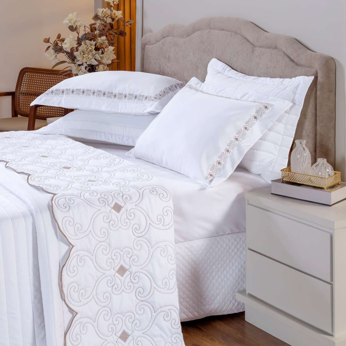 KIT ENXOVAL KING VERSÁTILE DUO 06 PEÇAS - MATELASSADO E BORDADO  ARABESCO foto adicional 1