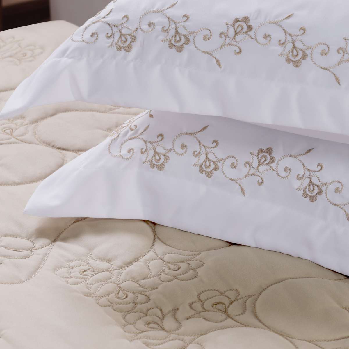 KIT ENXOVAL KING VERSÁTILE DUO 06 PEÇAS - MATELASSADO E BORDADO FLORAL foto adicional 4